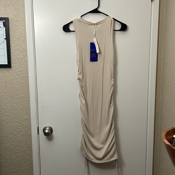 Cream colored side scrunch sleeveless dress - Picture 2 of 2